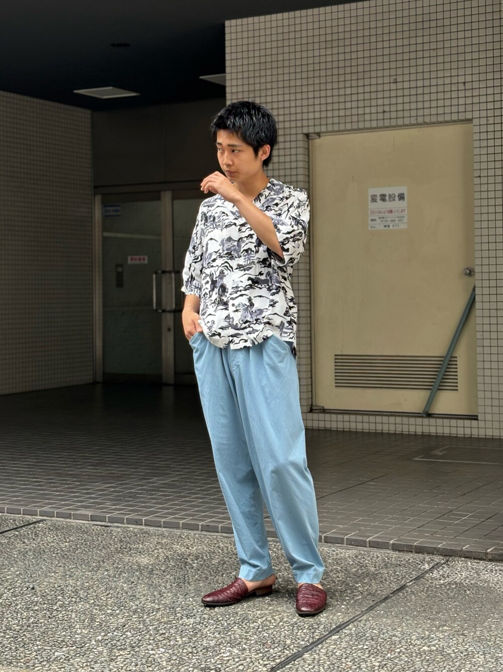「sunsea、waremokou、吾亦紅」｜「SUNSEAのアイテム（シャツ/ブラウス、ブラック系）」を使った、野口心さん（メンズ・175cm）の秋コーディネートの1枚目の写真