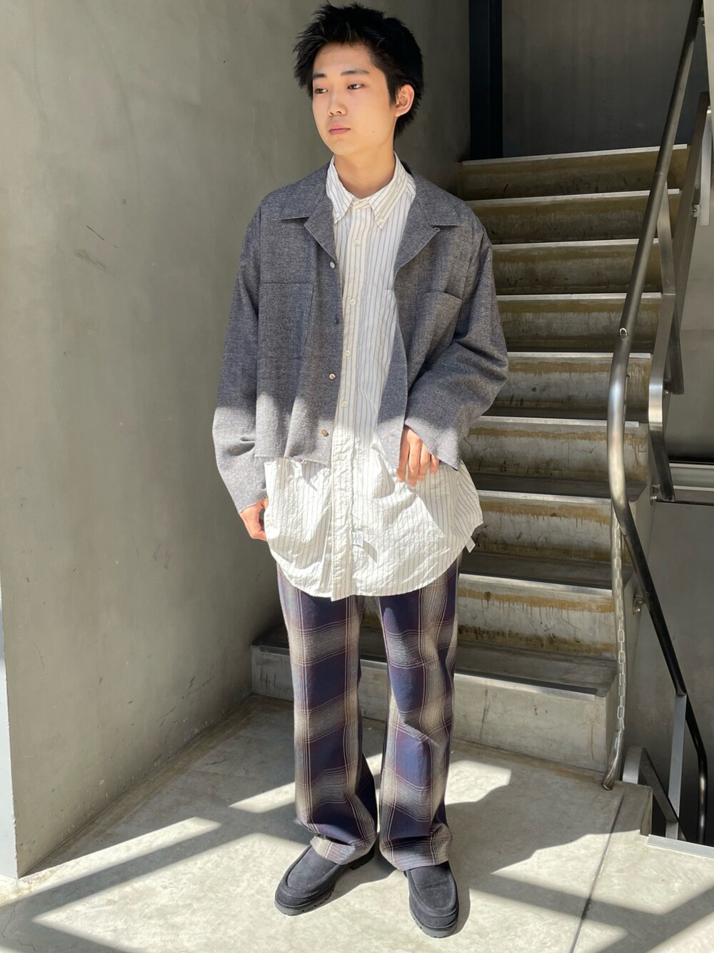 「URU、bowwow、ancellm、blohm」｜「URUのアイテム（シャツ/ブラウス、ブラウン系）」を使った、野口心さん（メンズ・175cm）の秋コーディネートの1枚目の写真