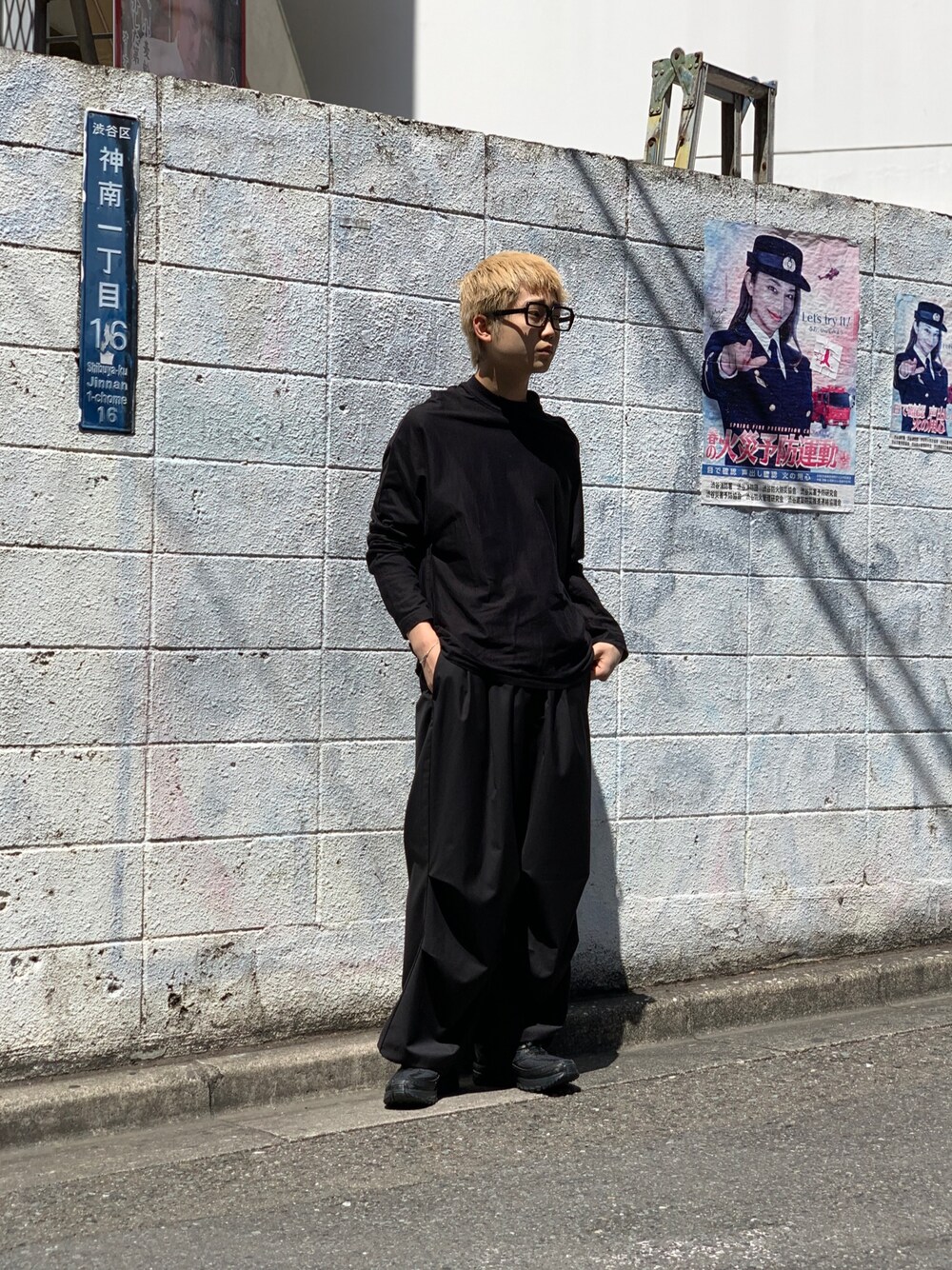 「TOIRONIER、春めき満開コーデ、休日スタイル、デートコーデ」｜「GARDEN TOKYOのhayha lamka/ヘイヘ ラムカ/hayha lamka/LONG SLEEVE（Tシャツ/カットソー、ブラック系）」を使った、野口心さん（メンズ・175cm）の春コーディネートの1枚目の写真