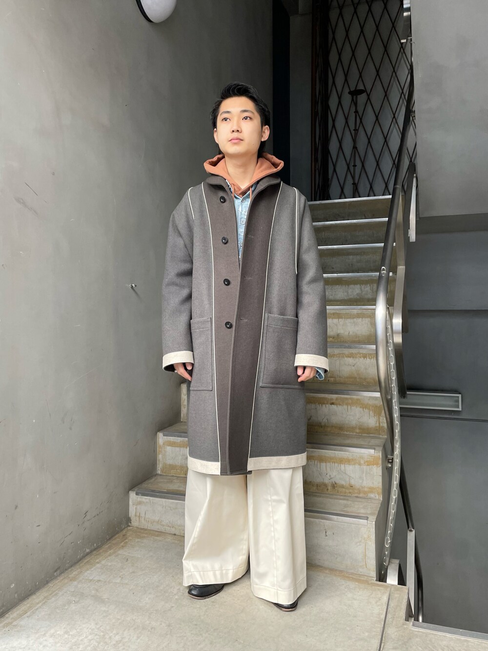 「GARDEN TOKYO、POP TRADING COMPANY、bowwow、taupe、IRENISA」｜「IRENISAのアイテム（ノーカラーコート、グレー系）」を使った、野口心さん（メンズ・175cm）の冬コーディネートの1枚目の写真