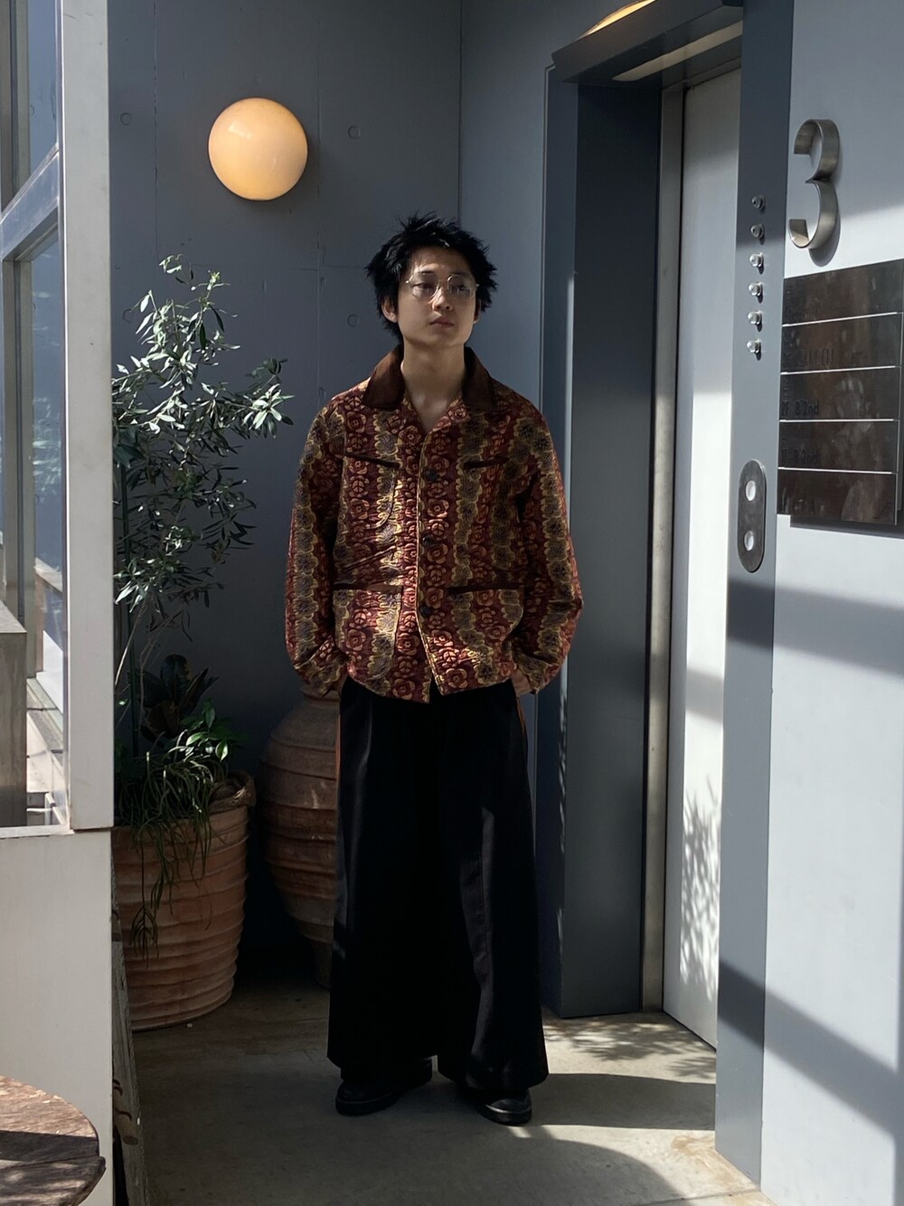 「verynerd、SASQUATCHfabrix、taupe、Tomo&Co」｜「SASQUATCHfabrix.のアイテム（ジャケット/アウター、その他）」を使った、野口心さん（メンズ・175cm）の秋コーディネートの1枚目の写真