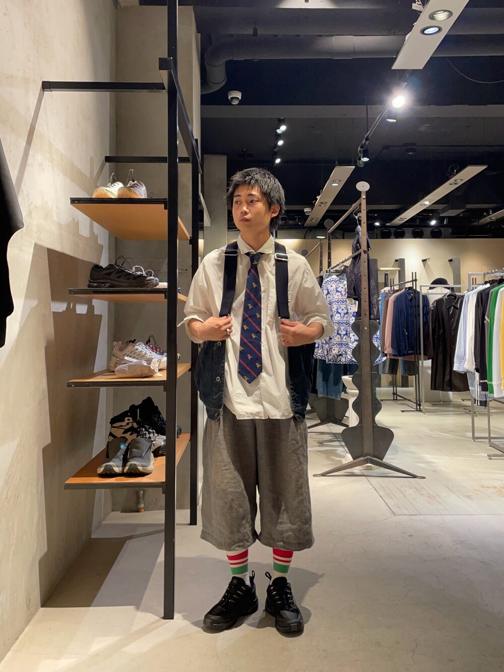 「SALOMON、吾亦紅」｜「Sans limiteのアイテム（シャツ/ブラウス、ホワイト系）」を使った、野口心さん（メンズ・175cm）の夏コーディネートの1枚目の写真