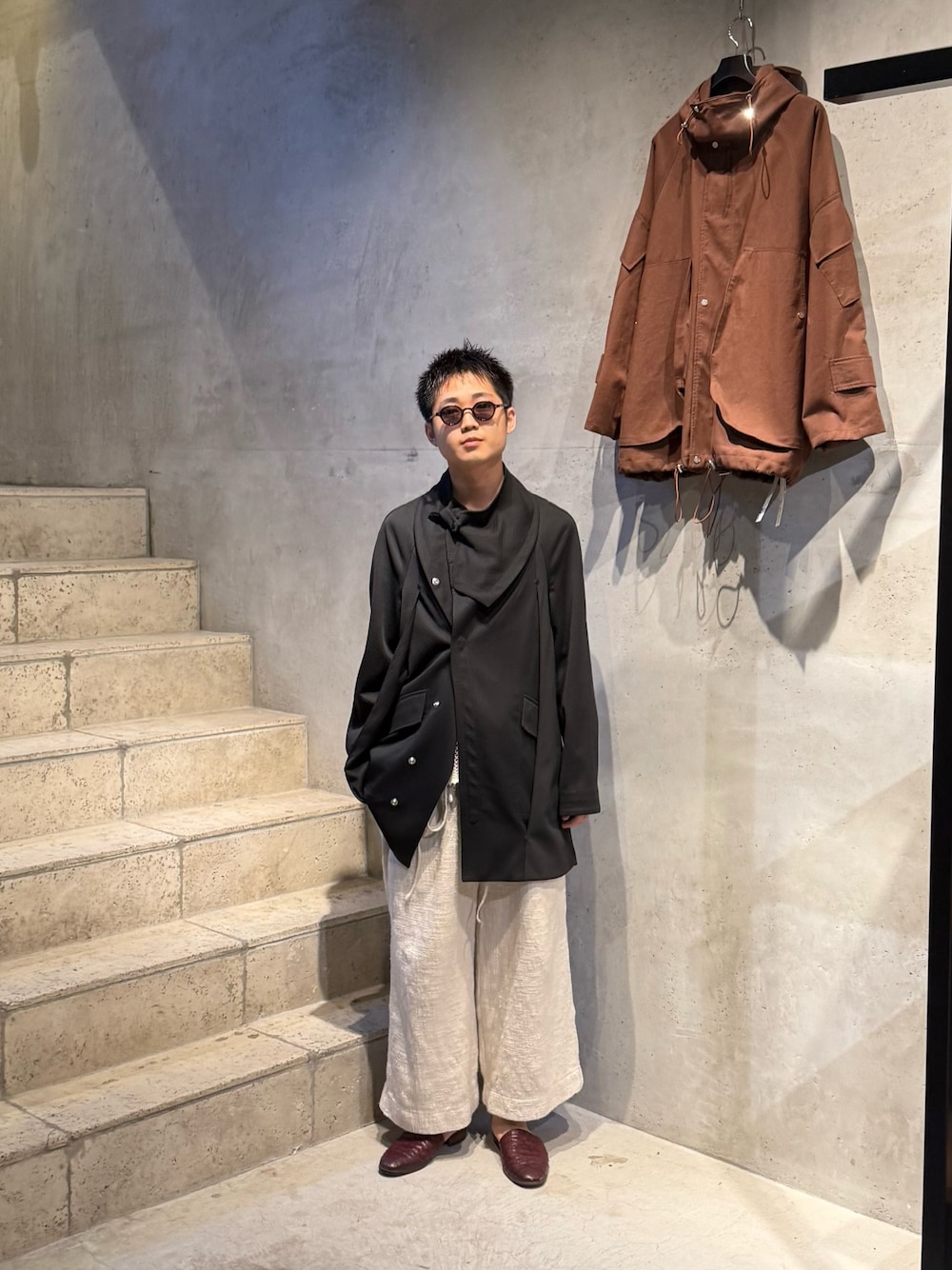 「KIKO KOSTADINOVのKiko Kostadinov/キコ・コスタディノフ/RIADIS PRINTED COAT（その他アウター、ブラック系）」を使った、野口心さん（メンズ・175cm）の夏コーディネートの1枚目の写真