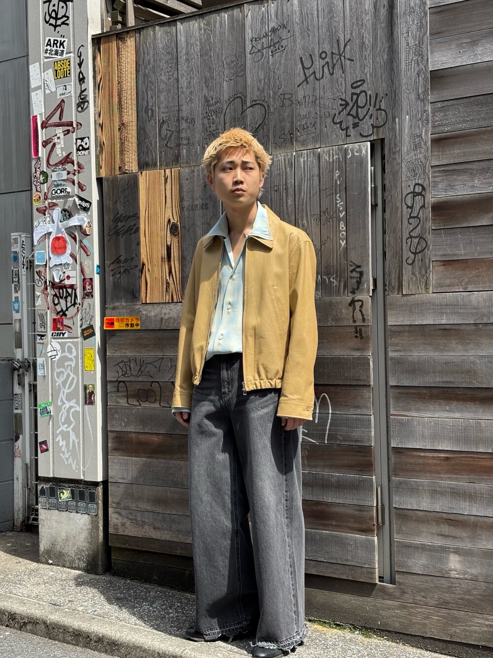 「着回しコーデ」｜「ToironierのToironier/トワロニエ/Elephant Denim（デニムパンツ、ブラック系）」を使った、野口心さん（メンズ・175cm）の春コーディネートの1枚目の写真