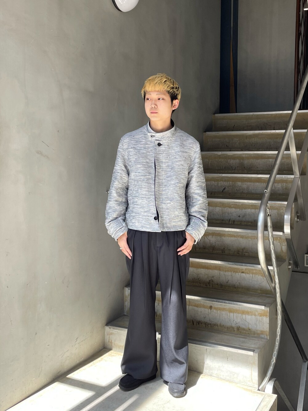 「IRENISA、TOIRONIER、Clarks original」｜「IRENISAのアイテム（ブルゾン、シルバー系）」を使った、野口心さん（メンズ・175cm）の春コーディネートの1枚目の写真