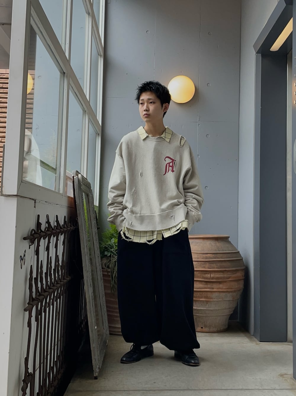 「ancellm、ROBES&CONFECTIONS、blohm」｜「ANCELLMのアイテム（スウェット、グレー系）」を使った、野口心さん（メンズ・175cm）の春コーディネートの1枚目の写真