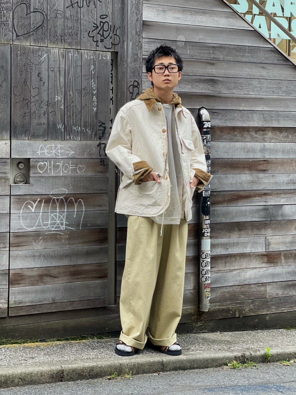 「ToironierのToironier/トワロニエ/２Tuck CHINO Pants（その他パンツ、ベージュ系）」を使った、野口心さん（メンズ・175cm）の春コーディネートの1枚目の写真