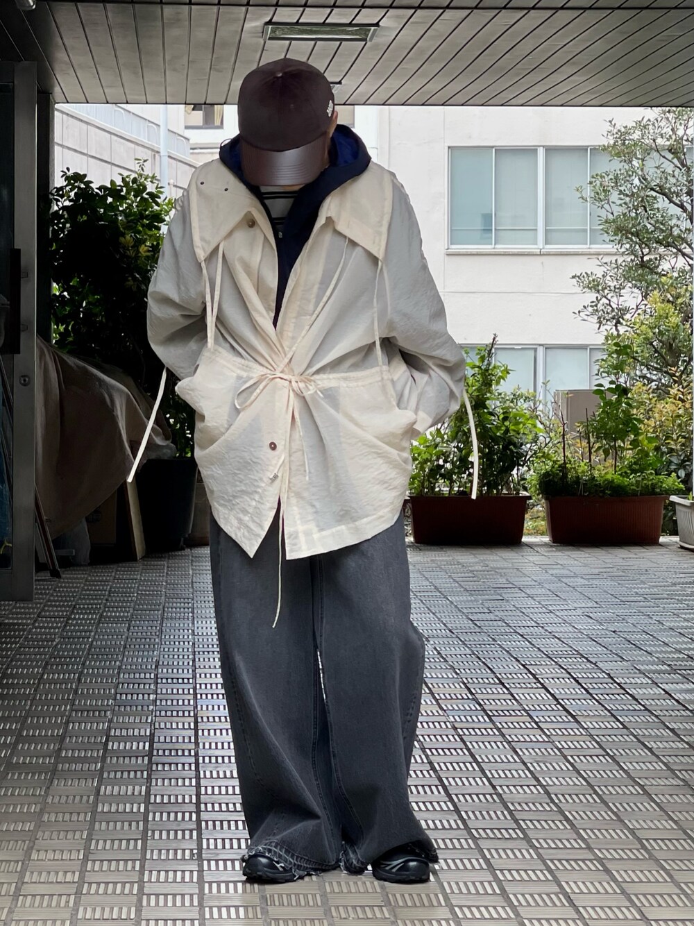 「ToironierのToironier/トワロニエ/Elephant Denim（デニムパンツ、ブラック系）」を使った、野口心さん（メンズ・175cm）の春コーディネートの1枚目の写真