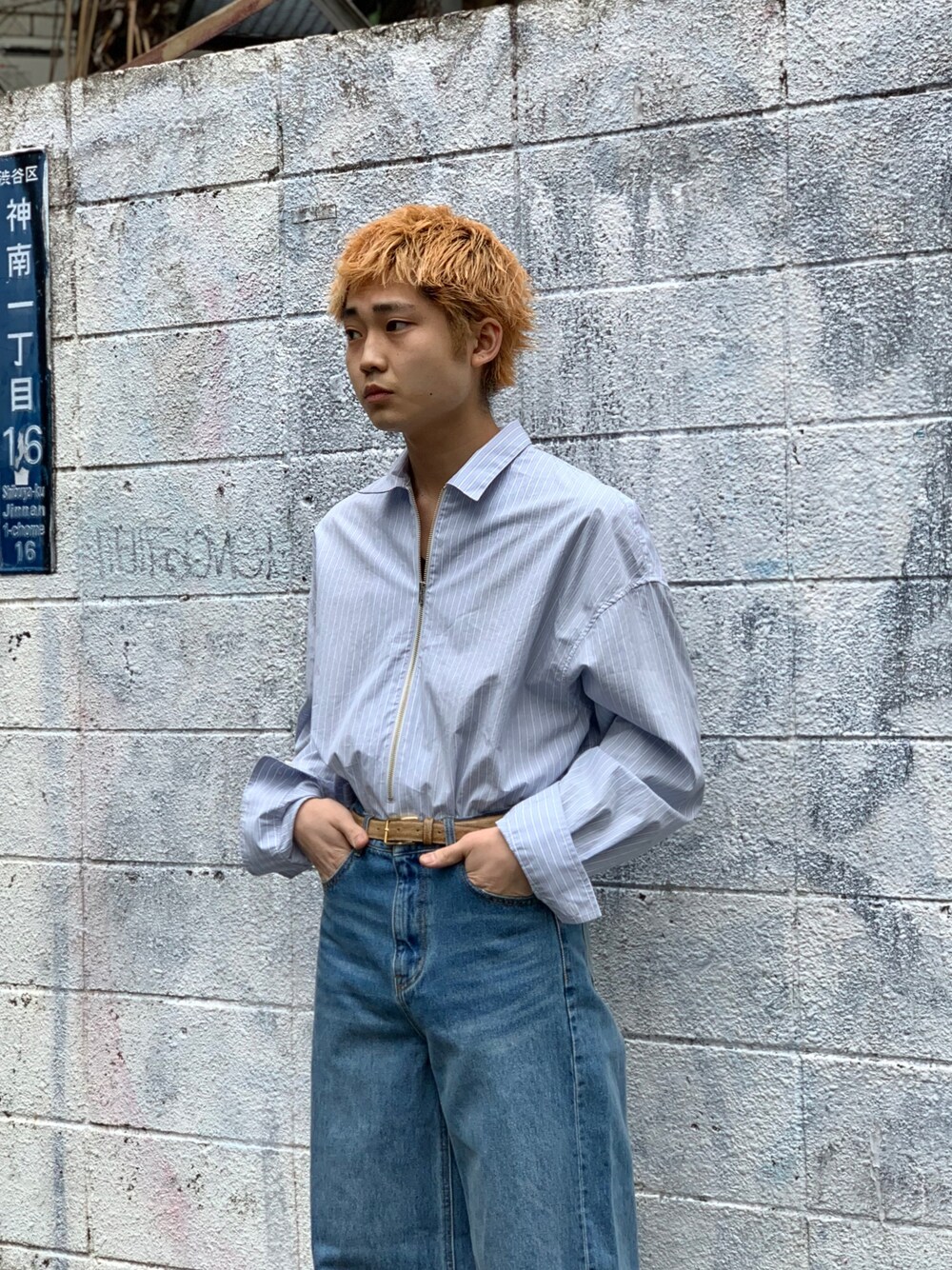 「Toironierのアイテム（シャツ/ブラウス、ブルー系）」を使った、野口心さん（メンズ・175cm）の春コーディネートの1枚目の写真