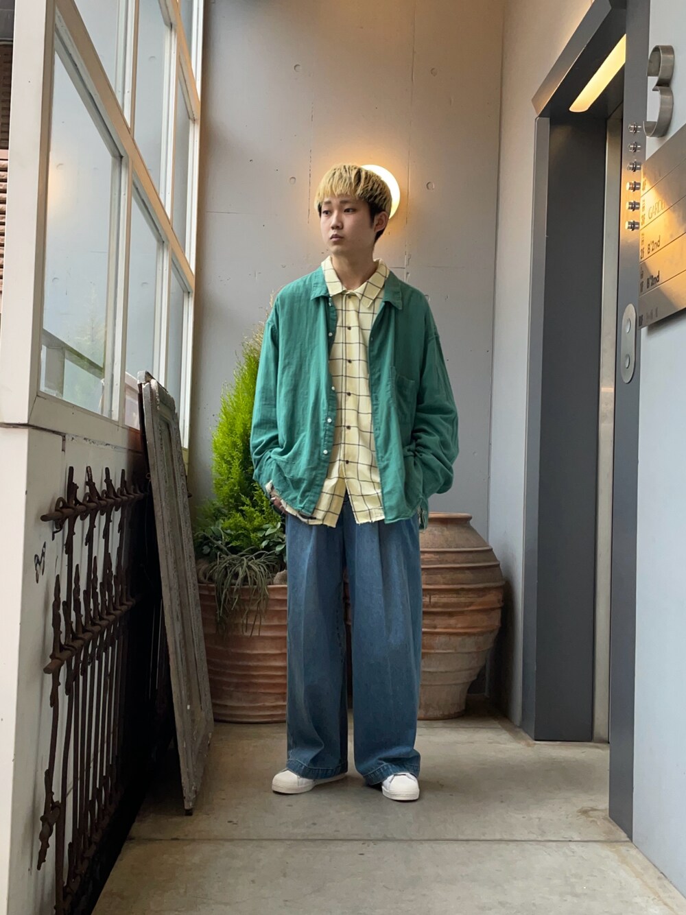「ancellm、TOIRONIER、POPTRADINGCOMPANY」｜「Toironierのアイテム（デニムパンツ、ブルー系）」を使った、野口心さん（メンズ・175cm）の春コーディネートの1枚目の写真