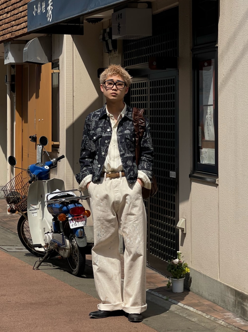 「T.Tのアイテム（デニムパンツ、ホワイト系）」を使った、野口心さん（メンズ・175cm）の春コーディネートの1枚目の写真