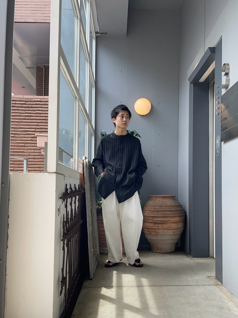 「YANTORのアイテム（シャツ/ブラウス、ブラック系）」を使った、野口心さん（メンズ・175cm）の夏コーディネートの1枚目の写真