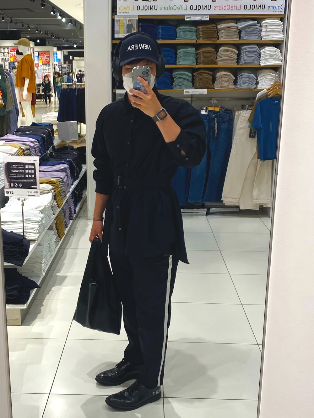 「ヘッドホン、大人カジュアル、シンプルコーデ、フォローミー、相互フォロー、大人コーデ、GU、H&M、ブラック、ラインパンツ、キャップ、雨の日コーデ、シャツスタイル、スポーツミックス、革靴」｜「NEW ERAのアイテム（キャップ、ブルー系）」を使った、Rioさん（メンズ・177cm）の春コーディネートの1枚目の写真