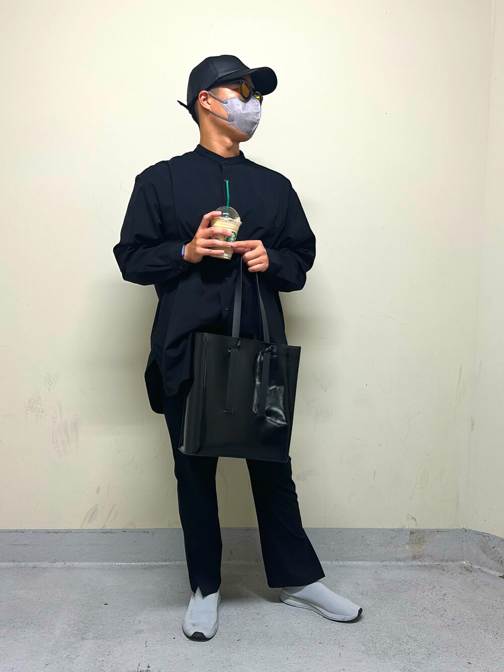 「秋ルック紹介するよ、休日スタイル、秋のコーデ、おしゃれさんと繋がりたい、ビッグシルエット、スニーカー、オトナカジュアル、ブラック、ブラックコーデ、UNIQLO、GU、大人コーデ、モノトーン、キャップ、オーバーサイズ」｜「GUのアイテム（キャップ、ブラック系）」を使った、Rioさん（メンズ・177cm）の秋コーディネートの1枚目の写真