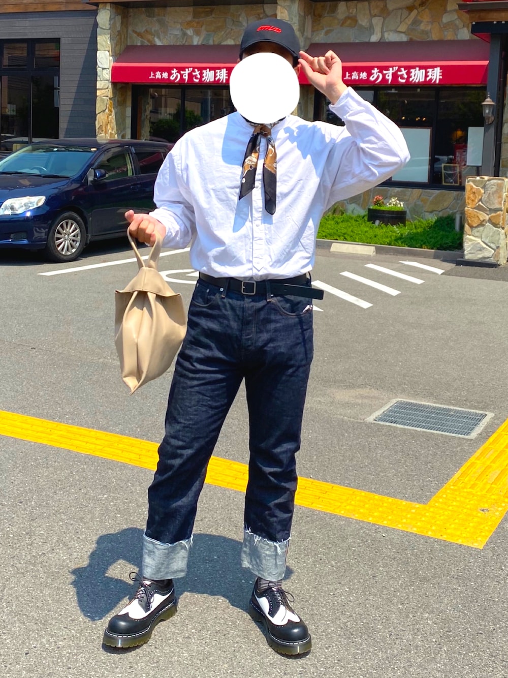 「FUDGEBOYのトラッドスタイル、夏コーデ、オトナカジュアル、ビッグシルエット、シンプルコーデ、きれいめカジュアル、今日のコーデ、デニム、キャップ、Dr.Martens、TAKEO KIKUCHI、カジュアル、初夏コーデ、大人コーデ、白シャツ」｜「HERON PRESTONの【HERON PRESTON】BASEBALL CAP EMBROIDERY CTNMB（キャップ、ブラック系）」を使った、Rioさん（メンズ・177cm）の春コーディネートの1枚目の写真