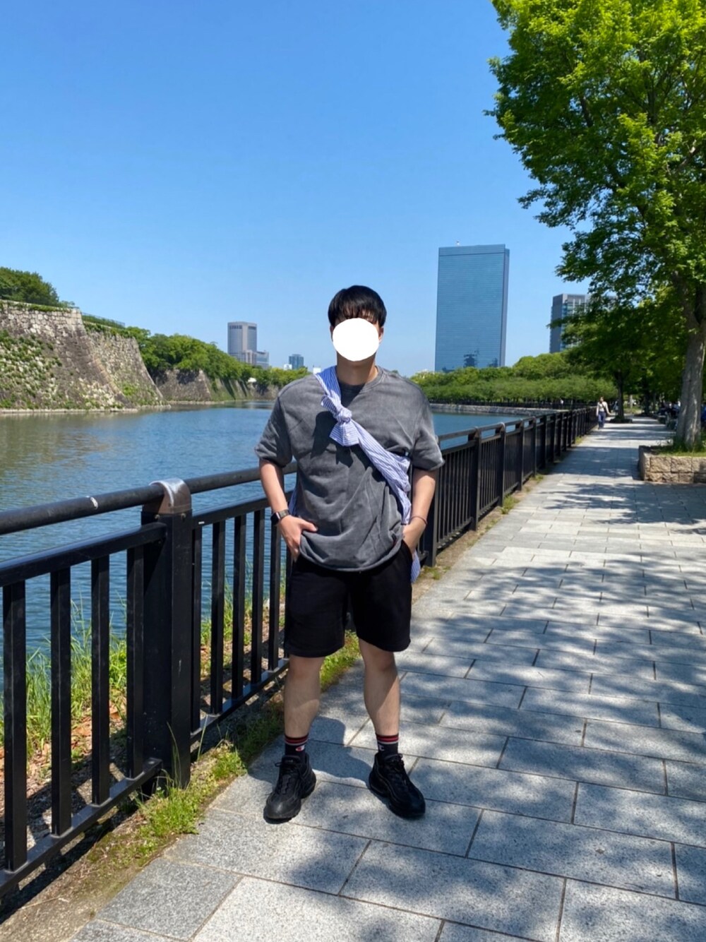 「ごきげんウィーク、たすき掛け、休日コーデ、シンプル、オトナカジュアル、おしゃれさんと繋がりたい、大人コーデ、夏、スポーツミックス、NIKE、ストリート、いいね、save、フォローお願いします🤑、いいね返し」｜「Bershkaのアイテム（Tシャツ/カットソー、グレー系）」を使った、Rioさん（メンズ・177cm）の春コーディネートの1枚目の写真
