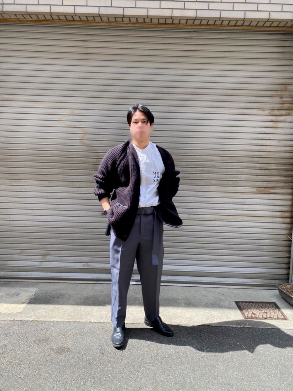 「春服みてみて、春コーデ、休日スタイル、オトナカジュアル、シンプル、大人コーデ、春、カジュアル、春アウター、カーディガン、革靴、GU、カーディガンコーデ」｜「RAGEBLUEのグラフィックプリントシャツ/849567（シャツ/ブラウス、ホワイト系）」を使った、Rioさん（メンズ・177cm）の春コーディネートの1枚目の写真