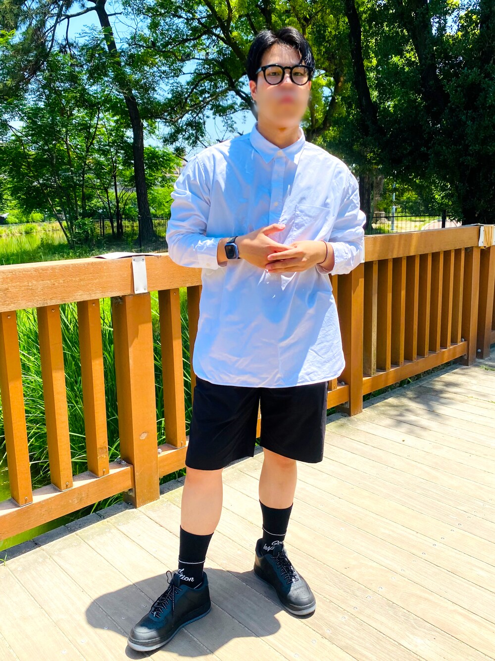 「夏、大人コーデ、お洒落さんとつながりたい、今日のコーデ、爽やかコーデ、シンプルコーデ、メガネ男子、スニーカー、いいね、save、フォローお願いします🤑、大人カジュアル、ショートパンツ、白シャツ、ナイキ、UNIQLO、GU」｜「NIKEのNIKE ナイキ AIR FORCE 1 '07 LV8 3 エア フォース 1 '07 LV8 3 CD0888-001 BLACK/SILVER LILAC-ANTHRACITE-WHITE（スニーカー、ブラック系）」を使った、Rioさん（メンズ・177cm）の夏コーディネートの1枚目の写真