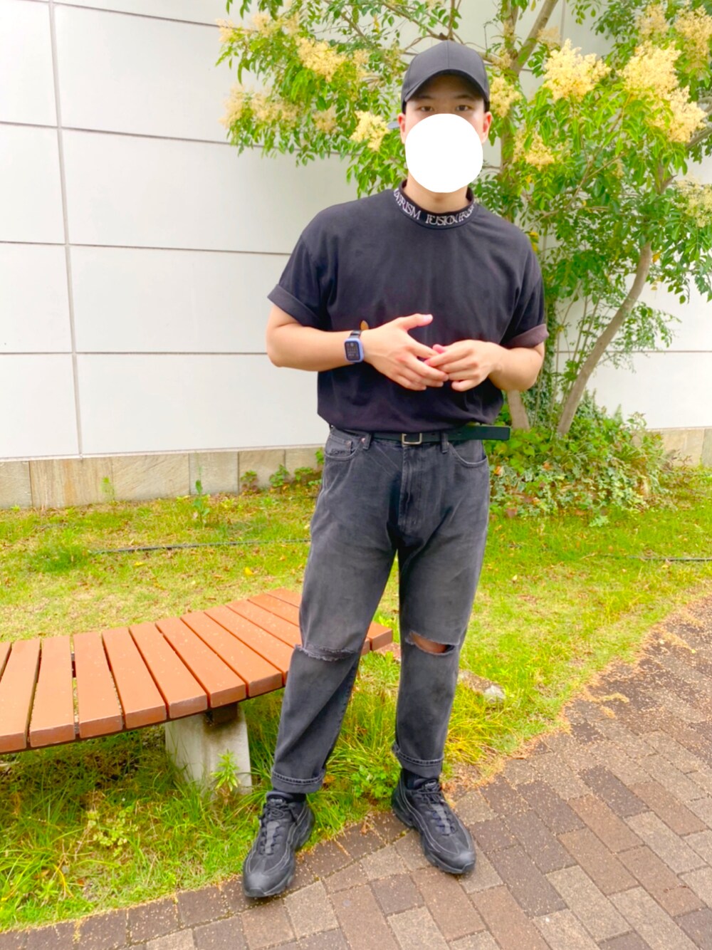 「休日スタイル、夏コーデ、大人カジュアル、シンプルコーデ、半袖シャツ、いいね、save、フォローお願いします🤑、GU、ブラック、キャップ、スニーカー、デニム、暑い、シンプル、NIKE、ワントーンコーデ」｜「NIKEのナイキ エア マックス 95 エッセンシャル メンズシューズ / スニーカー / NIKE AIR MAX 95 ESSENTIAL Men’s Shoes（スニーカー、ブラック系）」を使った、Rioさん（メンズ・177cm）の夏コーディネートの1枚目の写真