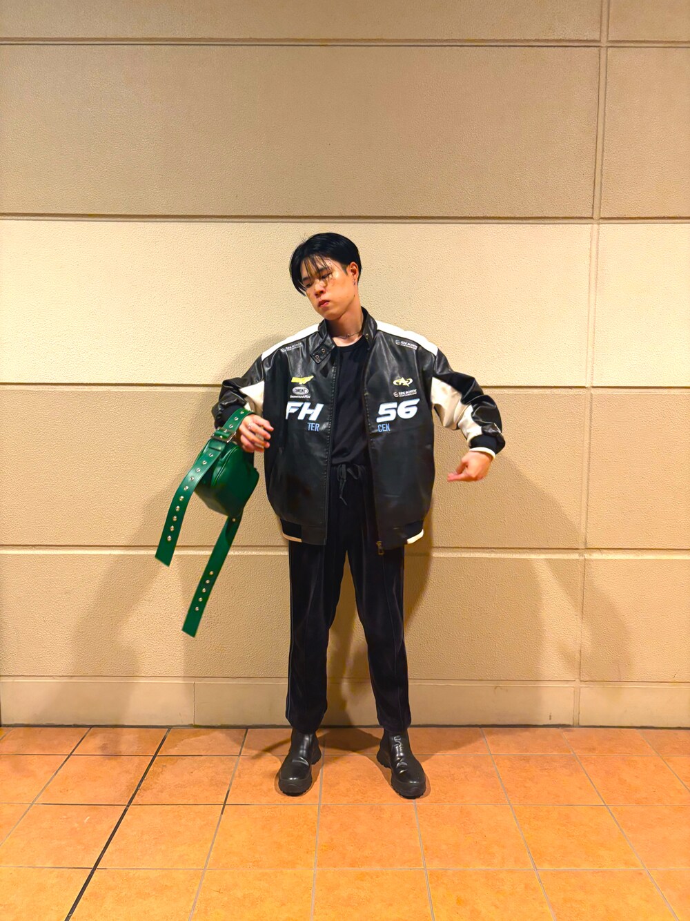 「レザー、大人カジュアル、シンプルコーデ、おしゃれさんと繋がりたい」｜「ワークマンのアイテム（パンツ、ブラック系）」を使った、Rioさん（メンズ・177cm）の秋コーディネートの1枚目の写真