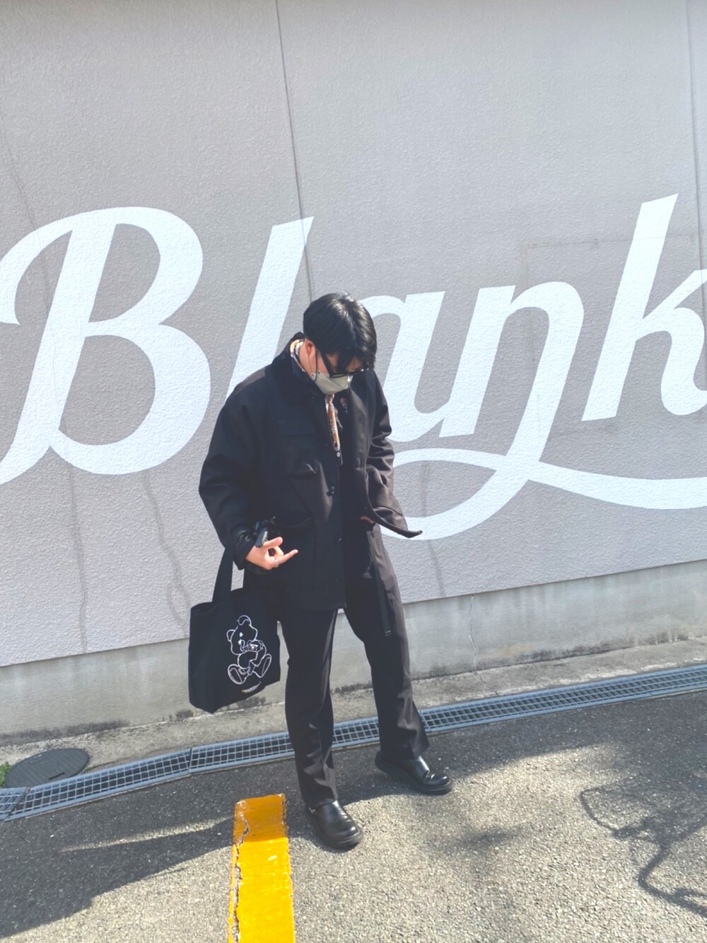 「チョコ色に染まれ、オトナカジュアル、黒、大人コーデ、モノトーン」｜「WHO'S WHO galleryの【KOOKY'N/クーキー】クレリックサファリジャケット（ミリタリージャケット、ブラック系）」を使った、Rioさん（メンズ・177cm）の冬コーディネートの1枚目の写真
