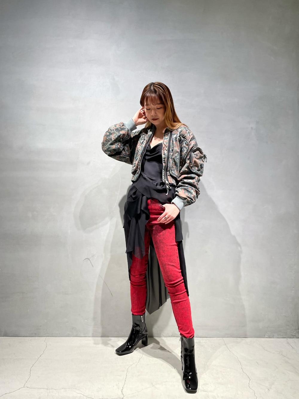 「Diesel、迷彩、迷彩ジャケット、カラーパンツ」｜「DIESELのアイテム（ワンピース/ドレス、ブラック系）」を使った、SHINさん（レディース・166cm）の冬コーディネートの1枚目の写真