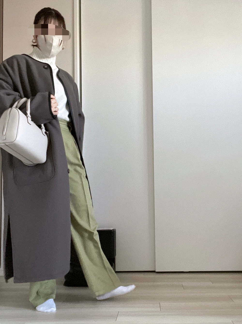 「ロングコート、ニット、ホワイト、オトナ女子、プチプラ、カラーパンツ」｜「UNIQLOのアイテム（ニット/セーター、ホワイト系）」を使った、みやけさん（レディース・155cm）の冬コーディネートの1枚目の写真