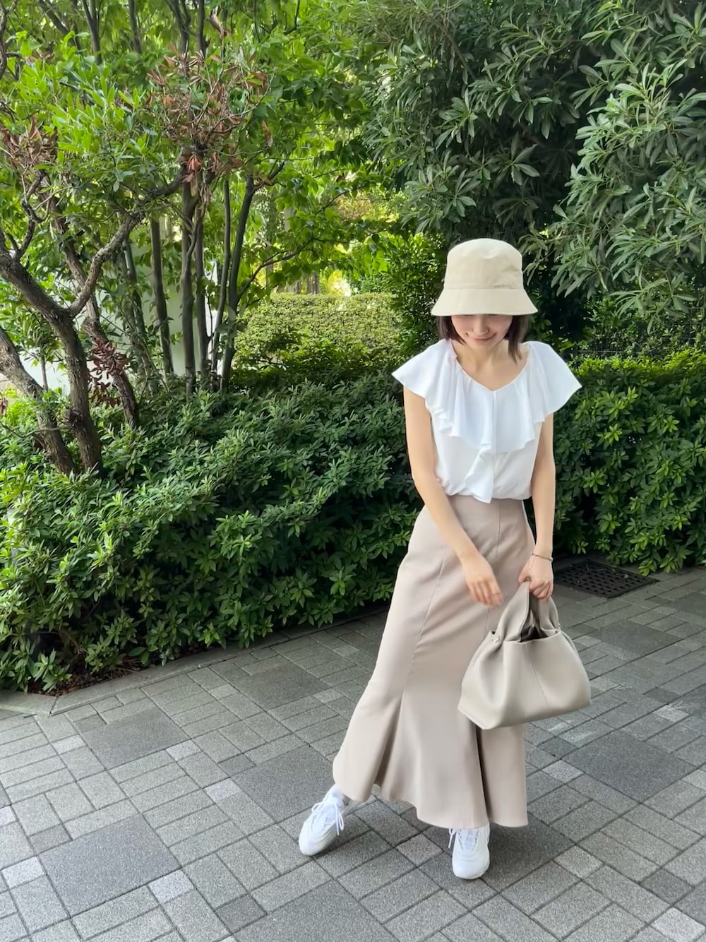 「マーメイドスカート、カジュアルコーデ、夏コーデ、オトナカワイイ、お出かけコーデ、ホワイト、きれいめカジュアル、白いスニーカー」｜「SHIPSの〈手洗い可能〉コットンバケットハット◇（ハット、ベージュ系）」を使った、sukejtさん（レディース・161cm）の夏コーディネートの1枚目の写真