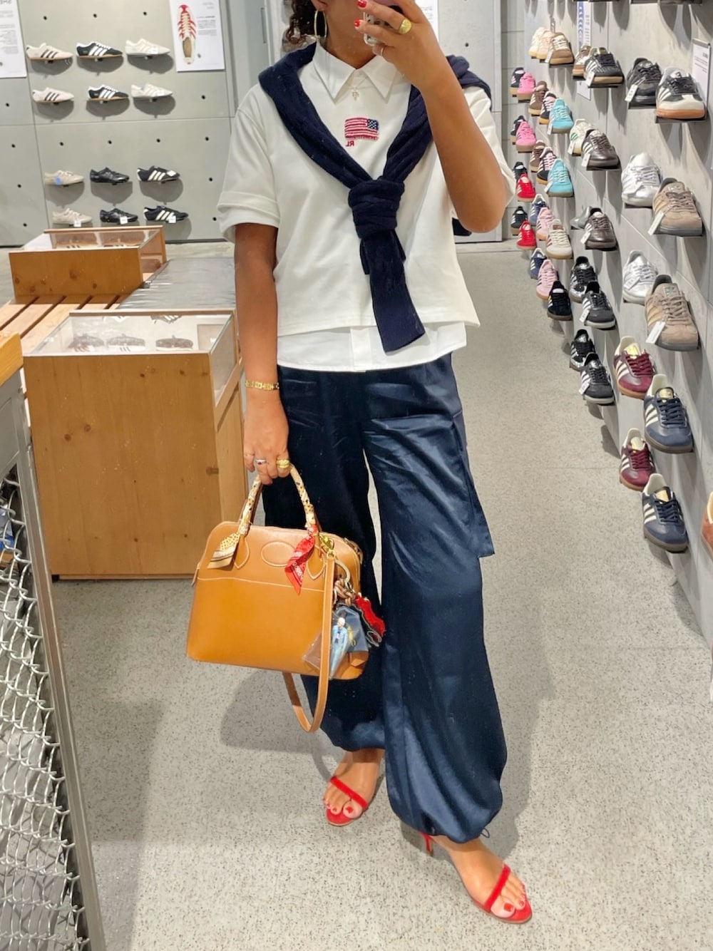 ブルー系のカーディガン/ボレロ、ブルー系のカーゴパンツ、ホワイト系のTシャツ/カットソーを着用したレディースの夏コーディネートの1枚目の写真