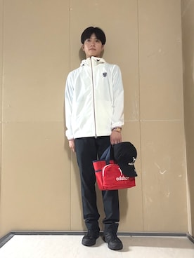 「adabat（アダバット）の【ADABAT NAVY】撥水ナイロンジップフーディ（ブルゾン、ホワイト系）」を使った、sora1112314さん（メンズ）の春コーディネート