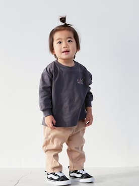 「Fluffy BROTHERS（フラッフィーブラザーズ）のストレッチパンツ（その他パンツ、ベージュ系）」を使った、fluffybrothersさん（キッズ・120cm）の春コーディネート