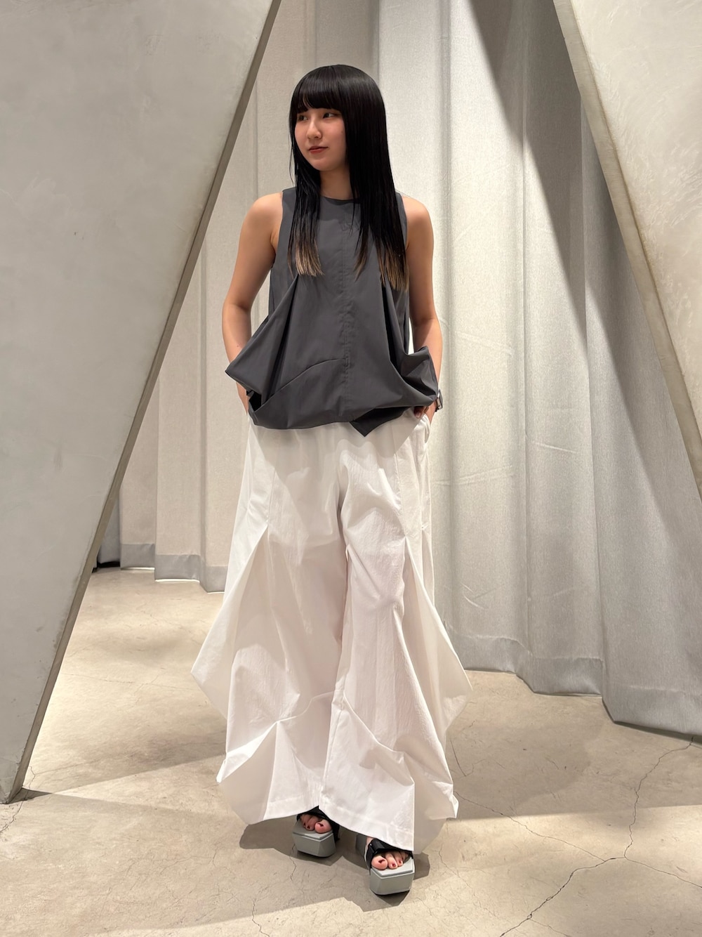 ホワイト系のその他パンツ、シルバー系のサンダル、グレー系のタンクトップを着用したレディースの春コーディネートの1枚目の写真