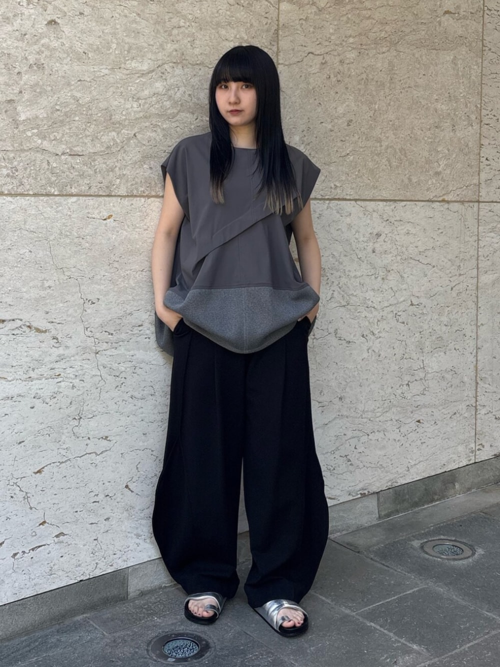 シルバー系のサンダル、グレー系のTシャツ/カットソー、ブラック系のその他パンツを着用したレディースの夏コーディネートの1枚目の写真