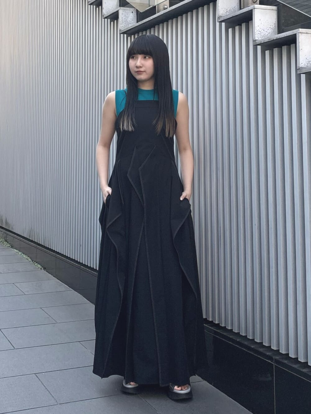 その他のサンダル、ブラック系のワンピース、ブルー系のタンクトップを着用したレディースの夏コーディネートの1枚目の写真