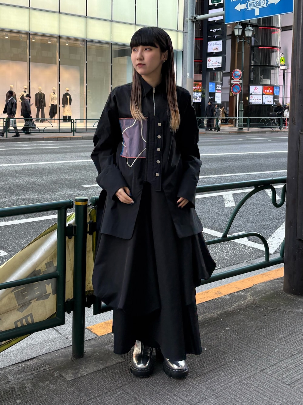 ブラック系のシャツ/ブラウス、ブラック系のその他パンツ、シルバー系のブーツを着用したレディースの春コーディネートの1枚目の写真