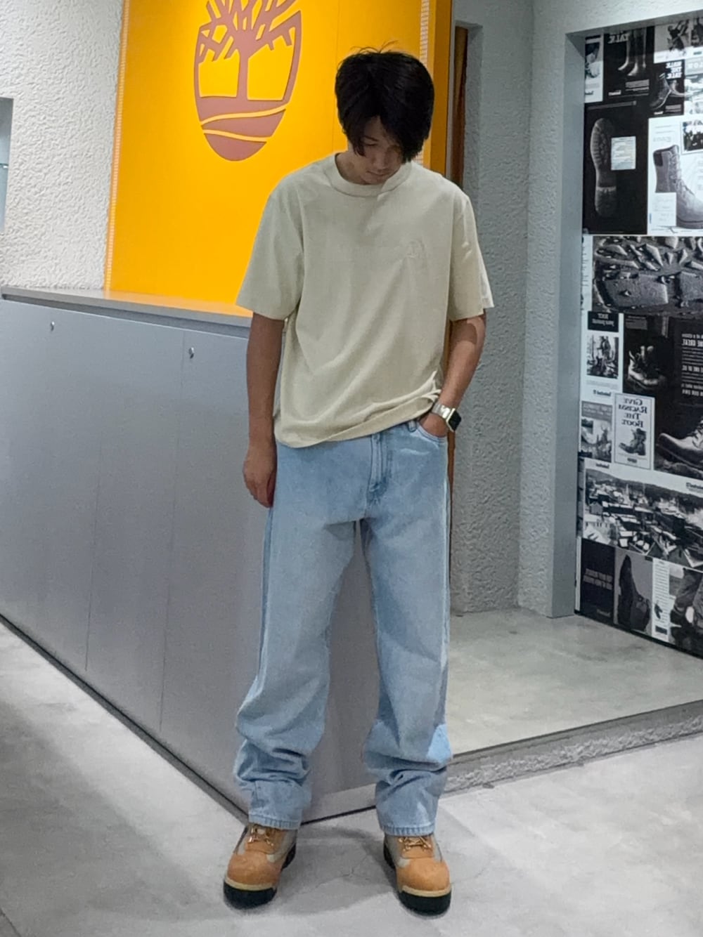 グリーン系のTシャツ/カットソー、ブルー系のデニムパンツ、ベージュ系のブーツを着用したメンズの夏コーディネートの1枚目の写真