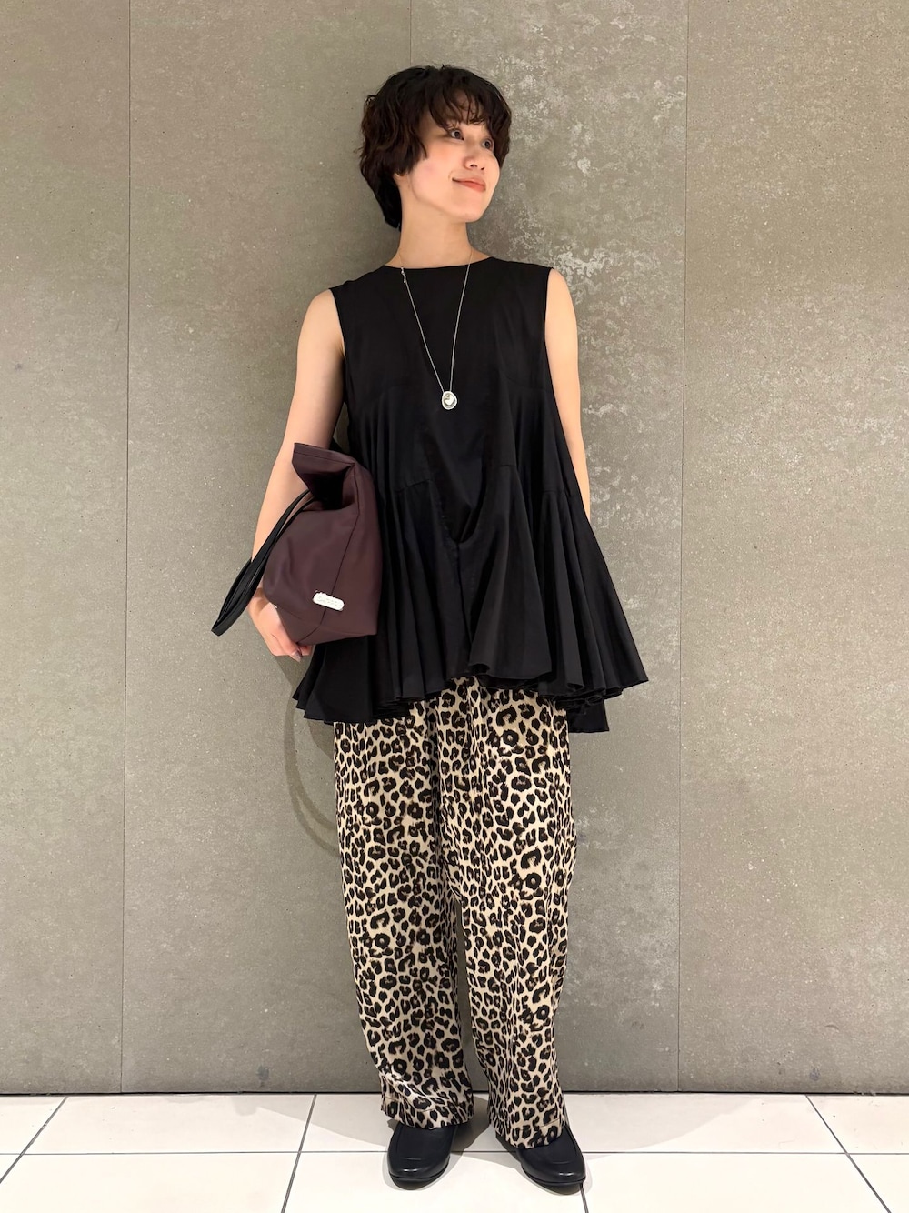 ベージュ系のその他パンツ、ブラック系のシャツ/ブラウス、レッド系のトートバッグを着用したレディースの夏コーディネートの1枚目の写真