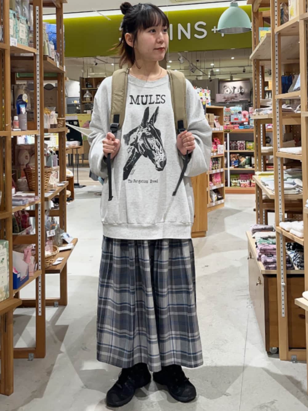 ブラック系のスカートを着用したレディースの春コーディネートの1枚目の写真