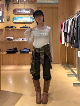 「WHO'S WHO gallery（フーズフーギャラリー）のスプレーロゴレイヤードシアートップス（Tシャツ/カットソー、ホワイト系）」を使った、hanaさん（レディース・155cm）の春コーディネート