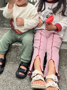 「アイテム（サンダル）」を使った、ニジママちゃんさん（キッズ・90cm）の秋コーディネート