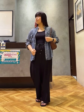 「Jena espace merveilleux（ジェナ　エスパスメルヴェイユ）のギャザーデニムシャツ（シャツ/ブラウス、ブルー系）」を使った、haruokhさん（レディース・156cm）の夏コーディネート