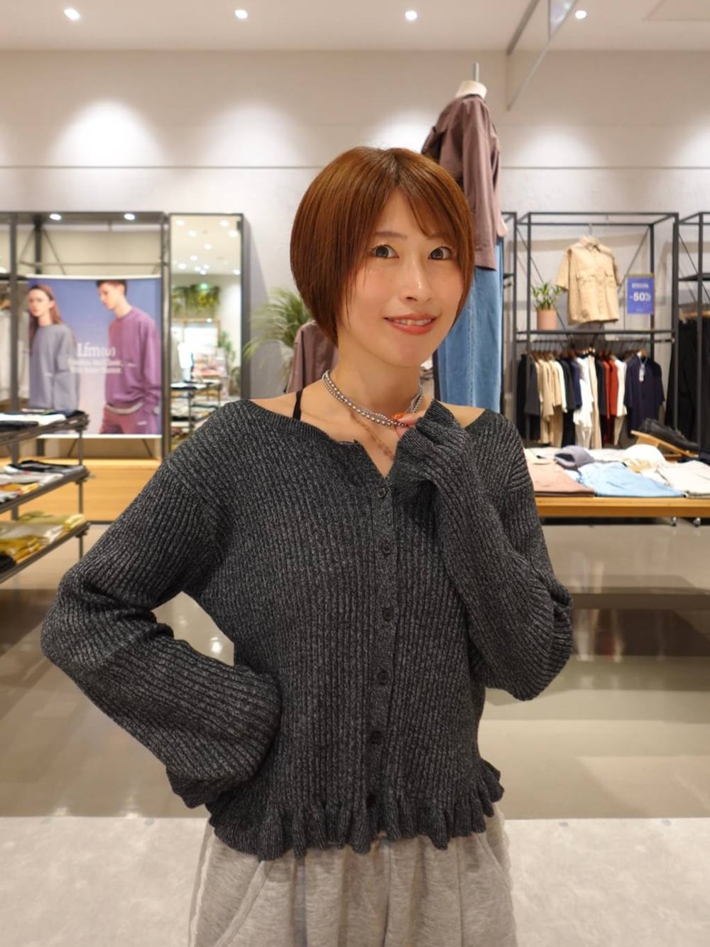 ブラック系のカーディガン/ボレロ、グレー系のスウェットパンツ、シルバー系のネックレスを着用したレディースの秋コーディネートの1枚目の写真