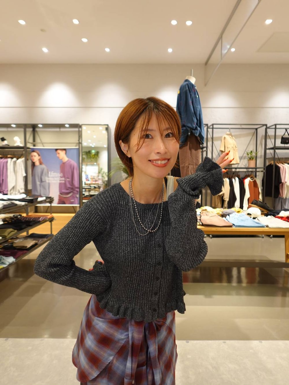 ブラック系のカーディガン/ボレロ、ブルー系のシャツ/ブラウス、シルバー系のネックレスを着用したレディースの秋コーディネートの1枚目の写真