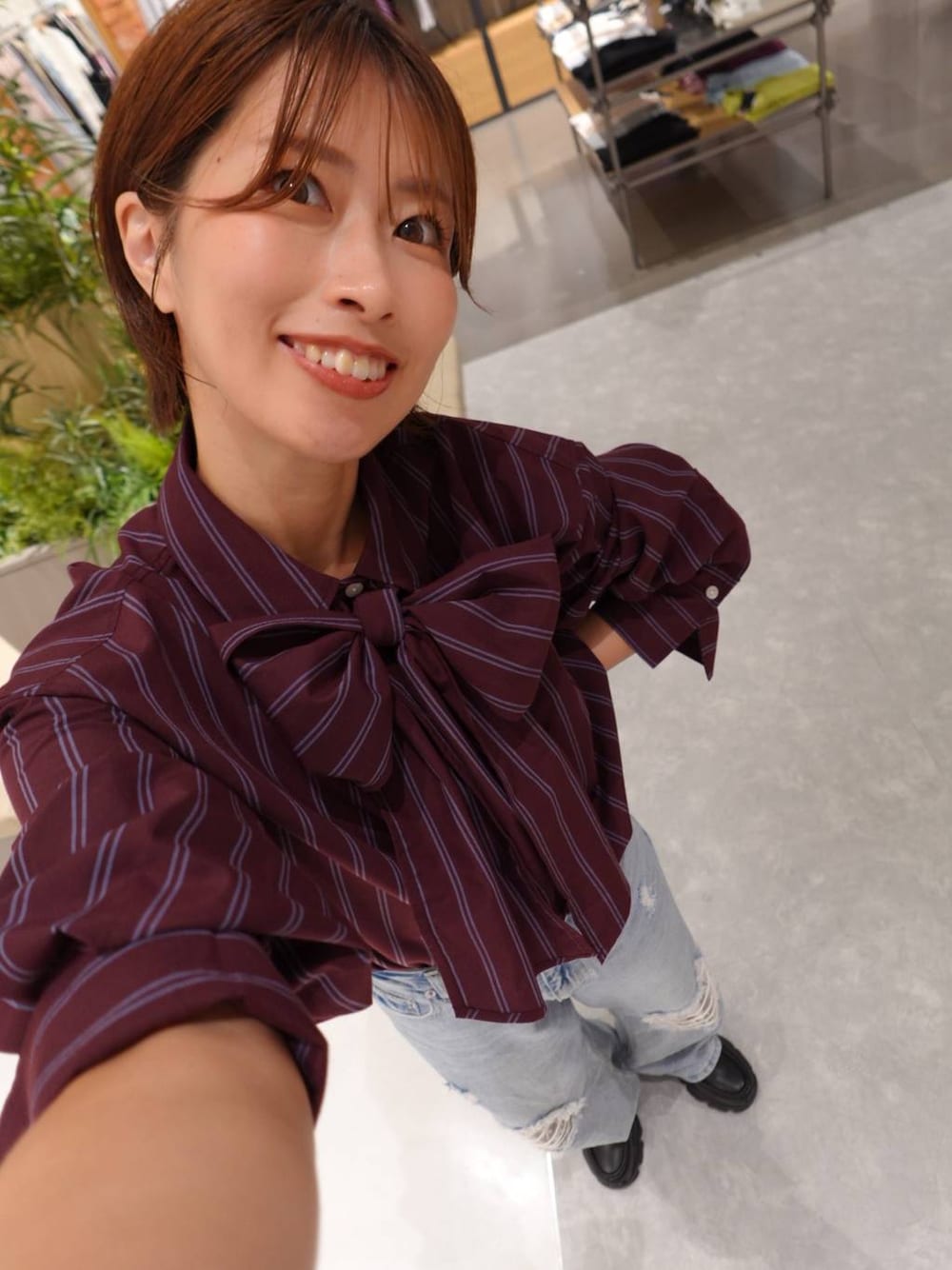 ブルー系のデニムパンツ、レッド系のシャツ/ブラウスを着用したレディースの秋コーディネートの1枚目の写真