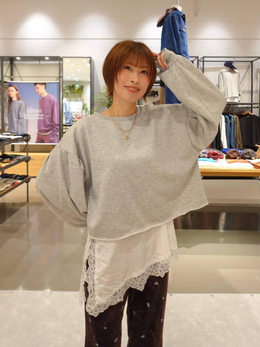 ブラウン系のその他パンツ、グレー系のスウェット、ブラック系のローファーを着用したレディースの秋コーディネートの1枚目の写真