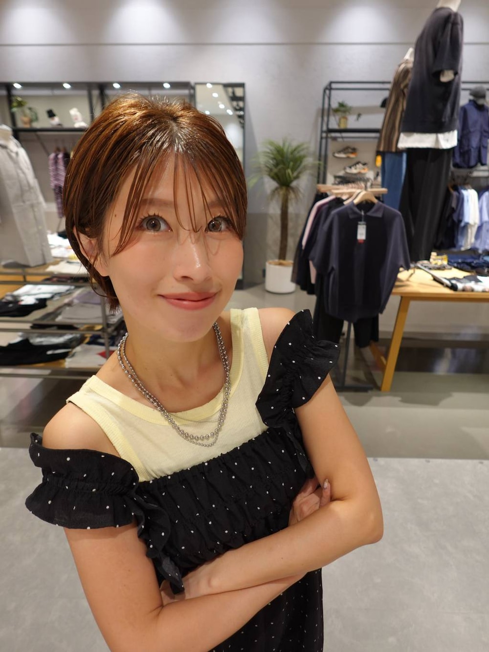 イエロー系のTシャツ/カットソー、その他のサロペット/オーバーオール、シルバー系のネックレスを着用したレディースの夏コーディネートの1枚目の写真