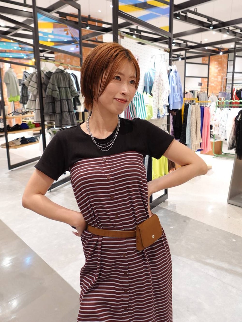 ブラウン系のサンダル、ブラック系のTシャツ/カットソー、ブラウン系のスカートを着用したレディースの夏コーディネートの1枚目の写真