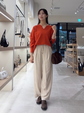 「Jena espace merveilleux(ジェナ エスパスメルヴェイユ)の〈9/18インスタライブご紹介アイテム〉【デコルテ美人】ジャガードVネックニット 秋服(ニット/セーター、オレンジ系)」を使った、bgg0miさん(レディース・160cm)の秋コーディネート