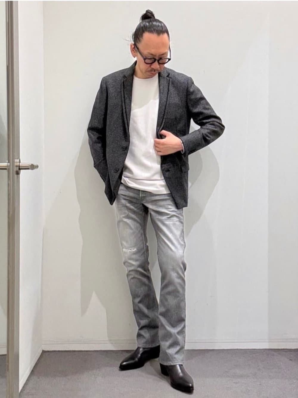 ブラック系のブーツ、グレー系のデニムパンツ、グレー系のTシャツ/カットソーを着用したメンズの秋コーディネートの1枚目の写真