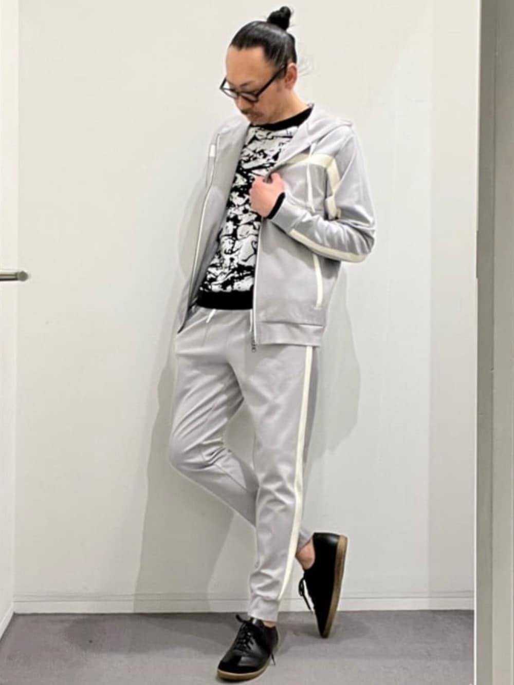 ブラック系のニット/セーター、グレー系のパーカー、グレー系のスウェットパンツを着用したメンズの夏コーディネートの1枚目の写真